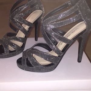 💎 Sexy beautiful like new Caparros Silver shoes💎